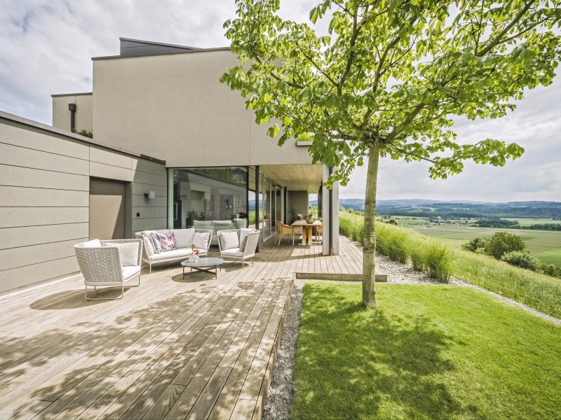 Ottoberg EFH Gartenterrasse von aussen mit Sky-Frame