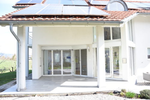 EFH von aussen vorher mit Solaranlagen und Glas-Frames